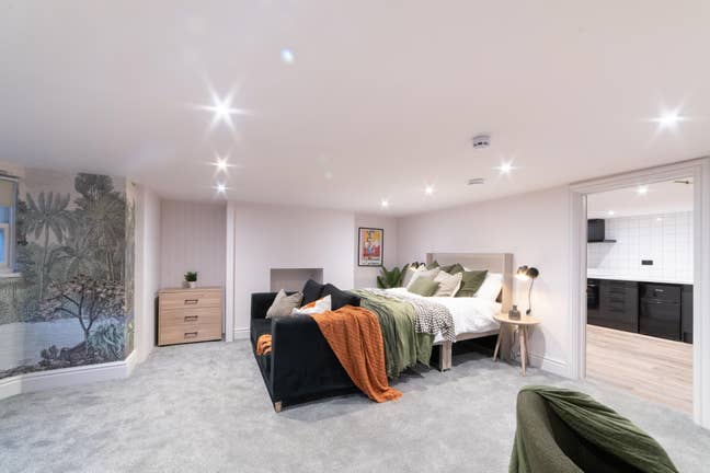 🥝 Large Studio Ensuite - Best Location! Main Photo