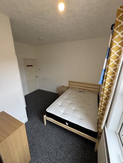 Looking for new housemates Main Photo