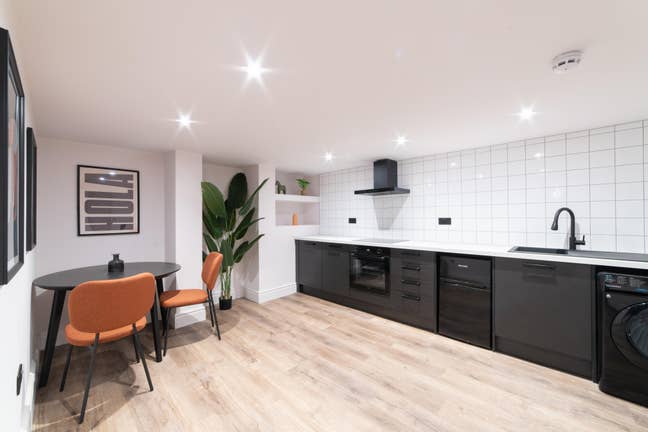 🥝 Large Studio Ensuite - Best Location! Main Photo
