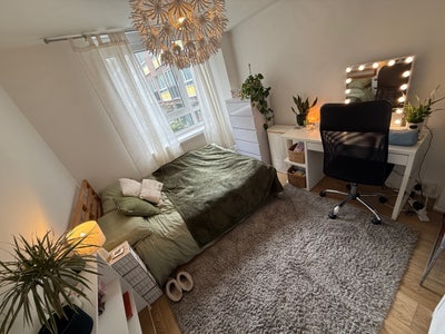 Double room in all girl flat, 5m to Regent’s Park! Main Photo