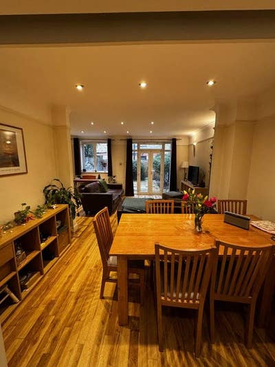 Spacious Room Available in a Lovely House Share Main Photo