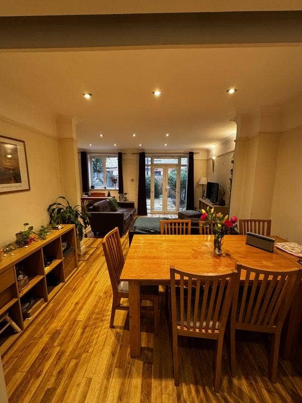 Spacious Room Available in a Lovely House Share Main Photo