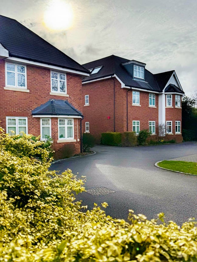 Large double en-suite room available immediately  Main Photo