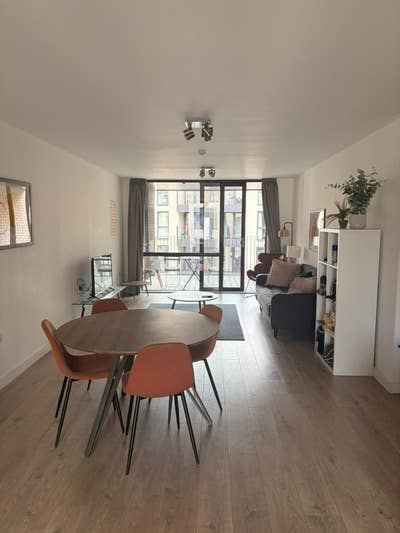 Bright double room in modern 3-bed apartment Main Photo