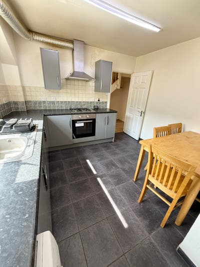 2 single rooms available near university  Main Photo