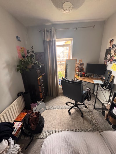 Cozy double bed in three story home Main Photo