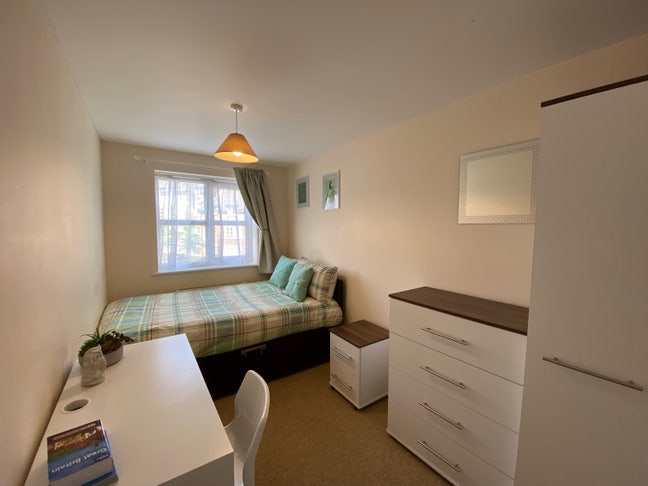 Executive Ensuite Rooms from &pound;675 - No Bills Main Photo
