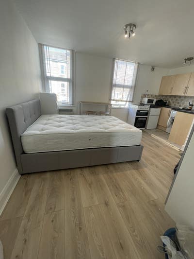 Bright studio flat ~great location Shepherd's Bush Main Photo