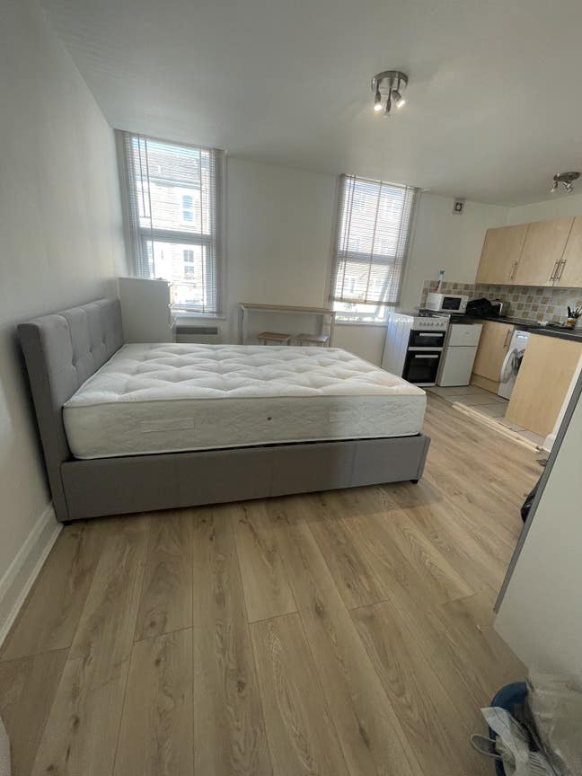 Bright studio flat ~great location Shepherd's Bush Main Photo