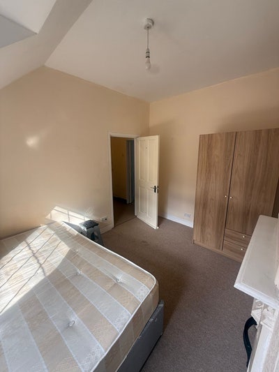 Close  to Luton Town center + Train station Main Photo