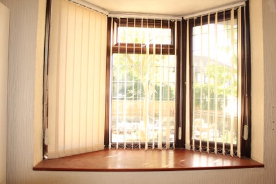 Room @ RM9 5Ej for Female with Front Garden View. Main Photo