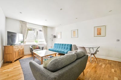 Modern Flat on Pepys Street Main Photo