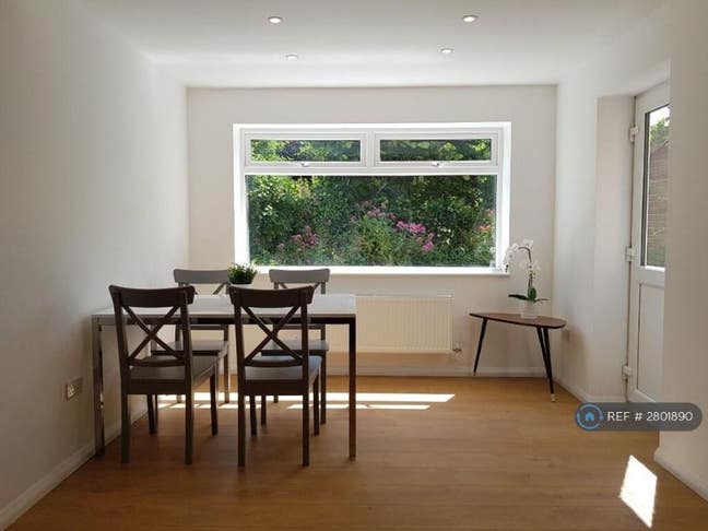 Currently looking for 2 people to view a house Main Photo