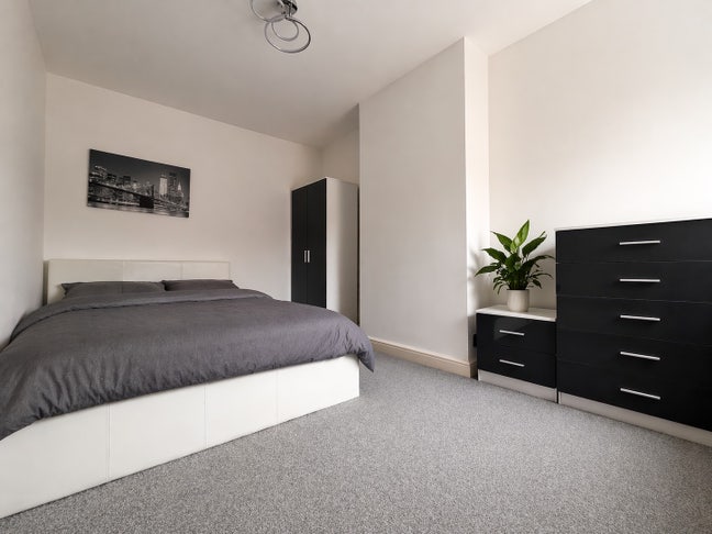 Modern room in town centre  Main Photo