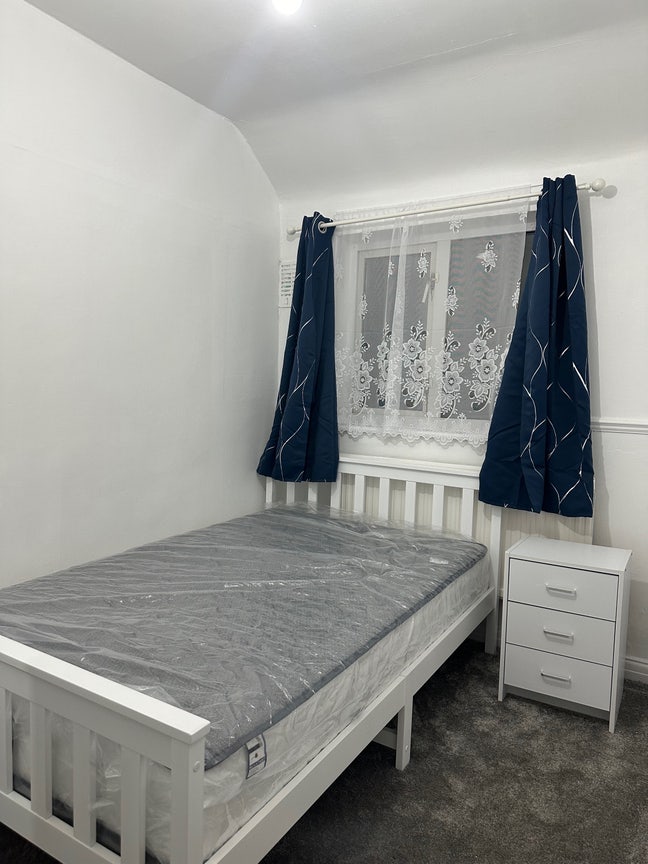1 semi double room is available  Main Photo