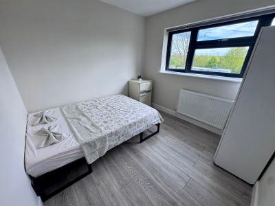 Rooms available- Easy access to Central London Main Photo
