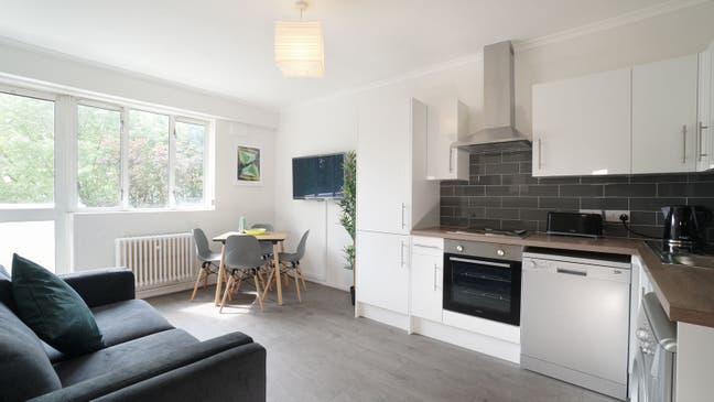 🏡 Bright E1 Co-Living Room | Balcony Access Main Photo