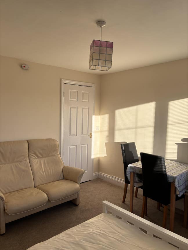 Bedsit, with own bathroom Main Photo