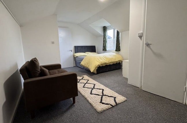 Spacious ensuite bedroom in Hampton , Bills incl Main Photo