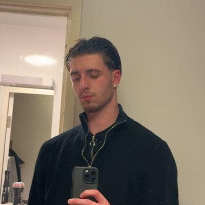 Professional Male seeks a single or double room Main Photo
