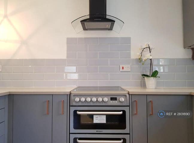 Currently looking for 2 people to view a house Main Photo