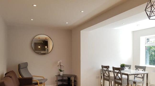 Currently looking for 2 people to view a house Main Photo