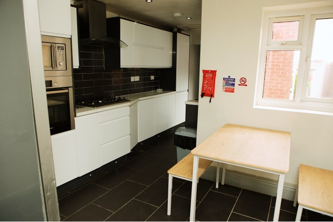 Clean house perfect for students  Main Photo