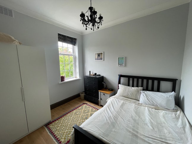 Room in spacious Abbeville Village Flat Main Photo