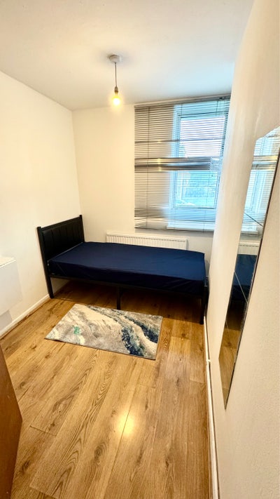 Double 7 min Walk to Whitechapel Tube  Main Photo