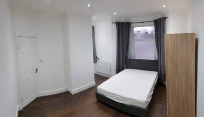 Luxury double room ensuite spacious move in now  Main Photo