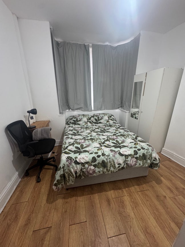 Spacious 4 bedroom 2 bedroom home in fallowfield  Main Photo