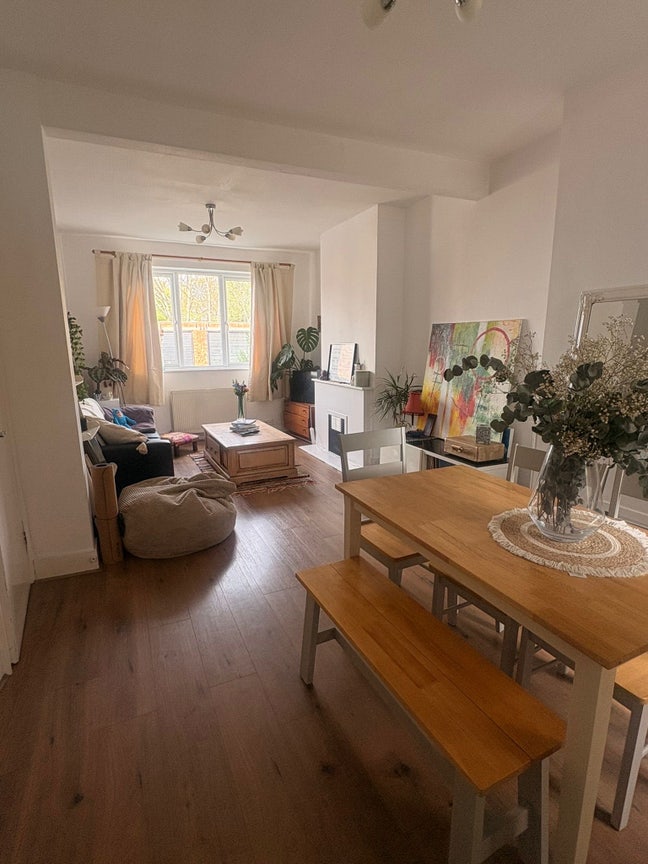 Double room to rent E15 Main Photo