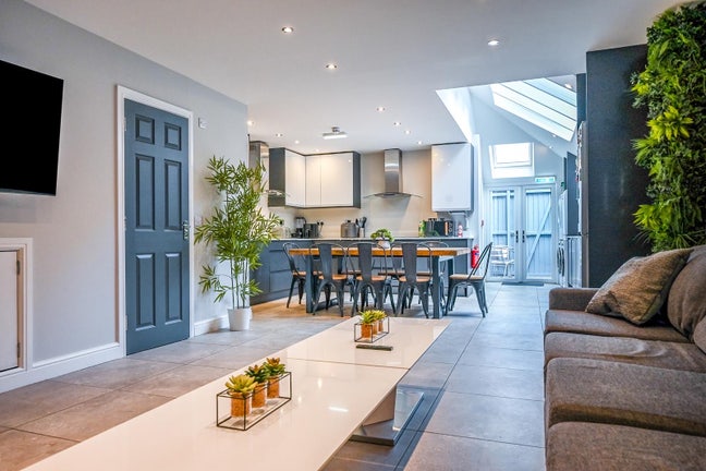 *** Reduced 12 Bed Wow Factor House Fallowfield ** Main Photo