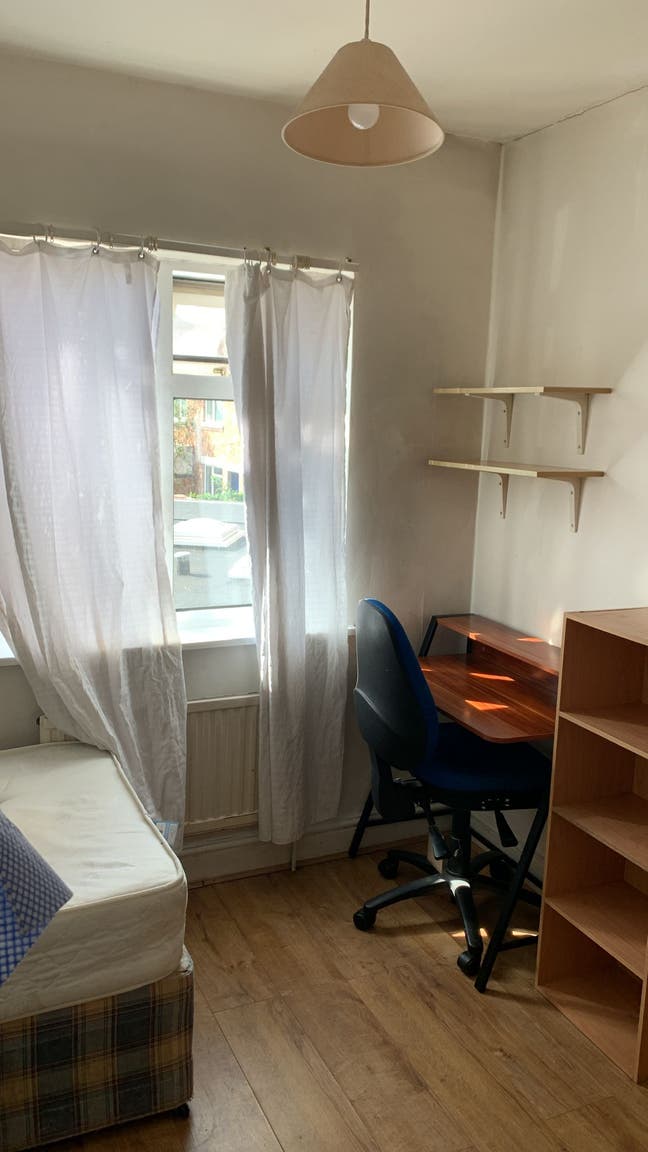 Room to let in a modern house at a good location. Main Photo