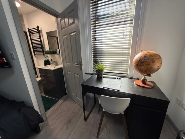 Spacious ensuite high-standard double bedroom Main Photo