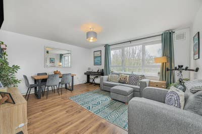 Good sized Split Floor Brixton Hill 3 Bed Flat Main Photo