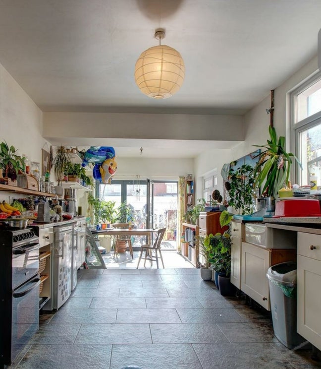 Creative, comfortable home – good size room Main Photo