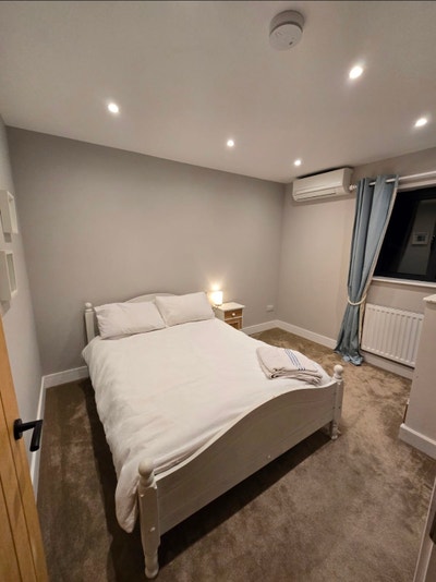 Beautiful double room with ensuite town centre Main Photo