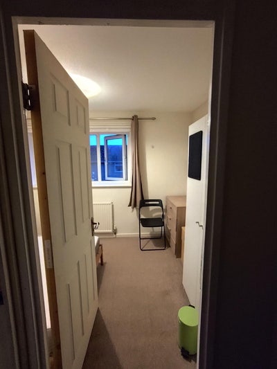 Double room available in GU2 Main Photo
