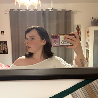 Female (23) Creative Professional Looking for Room Main Photo