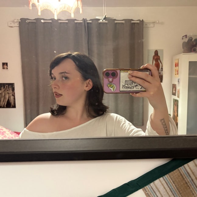 Female (23) Creative Professional Looking for Room Main Photo