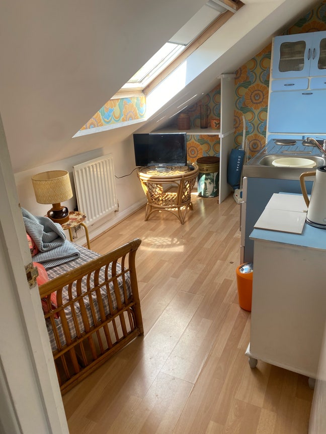 “Quirky Retro Loft with Garden Views kitchenette & Main Photo