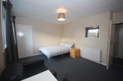 Double room  - 4 bedroom flat (3 female flatmates) Main Photo