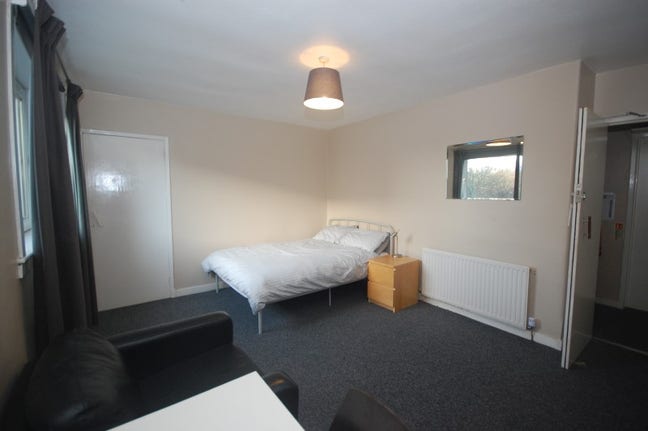 Double room  - 4 bedroom flat (3 female flatmates) Main Photo