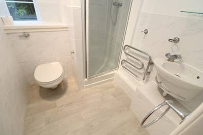 Spacious Double Room Steps from Elizabeth Line Main Photo