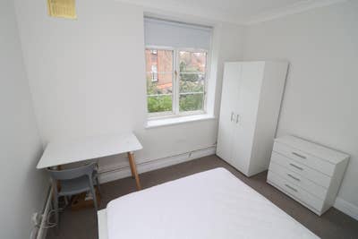 Spacious Double Room Steps from Elizabeth Line Main Photo