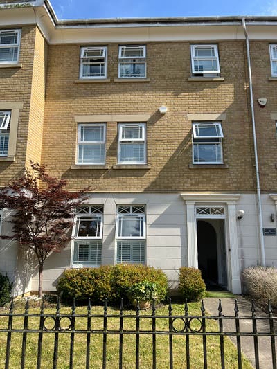 Spacious Double Room in Professional House Share – Main Photo