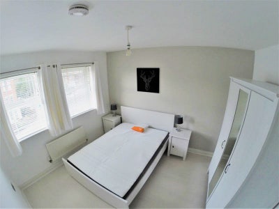Spacious Double Room in Professional House Share – Main Photo