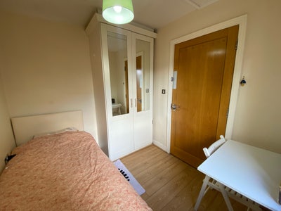 Single Room for Female | 2 Mins walk from DLR st. Main Photo