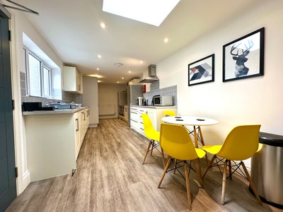 8-Bed En-Suite House For Groups - Available August Main Photo